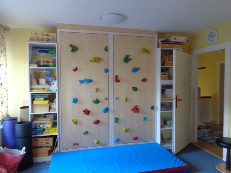 Allzweckraum mit Kletterschrank und Bällebad (nicht im Bild)
